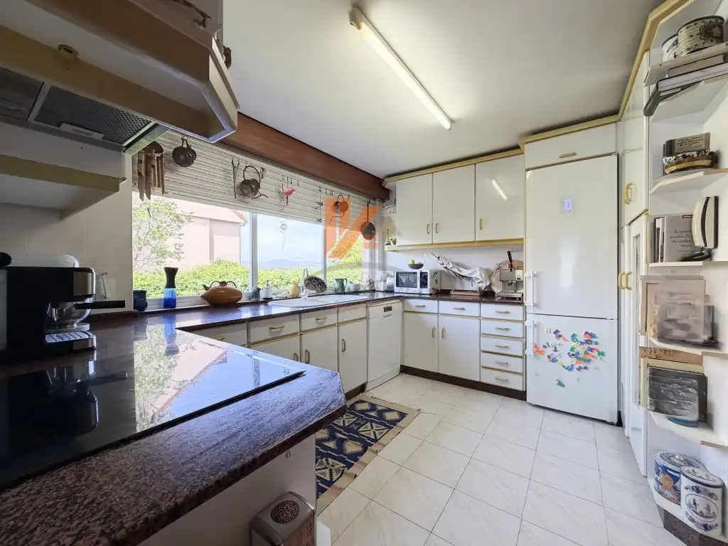 Cocina de Casa adosada en venta en Brión con Jardín privado, Trastero y Horno