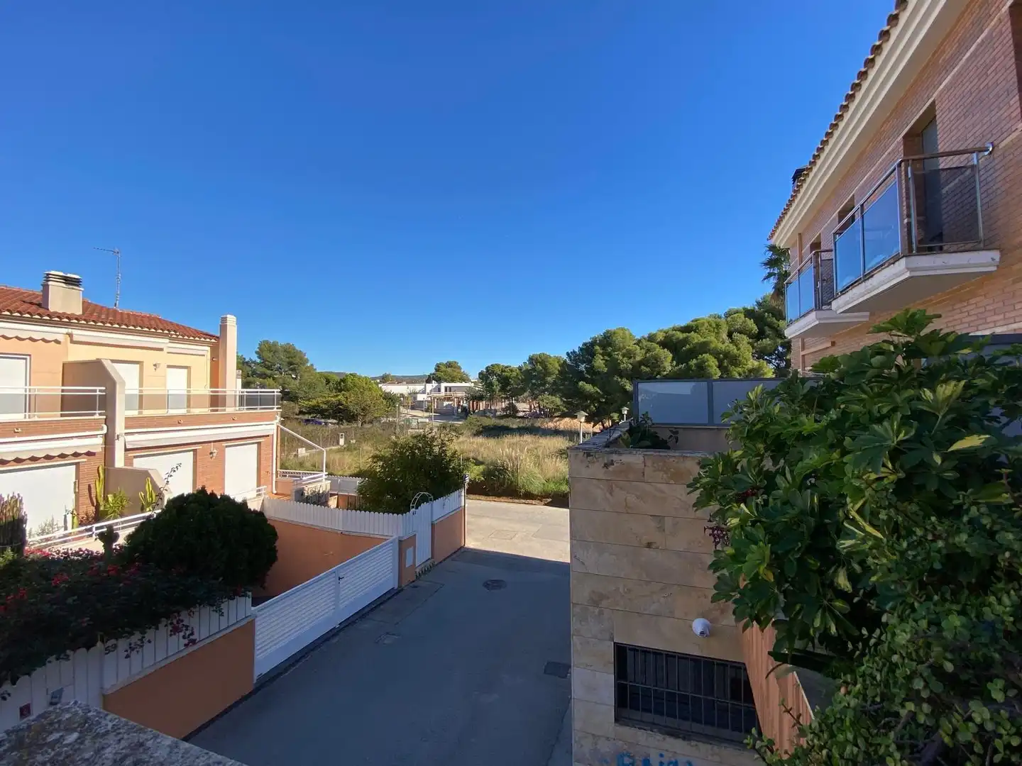 Außenansicht von Einfamilien-Reihenhaus zum Verkauf in El Vendrell mit Klimaanlage, Heizung und Terrasse