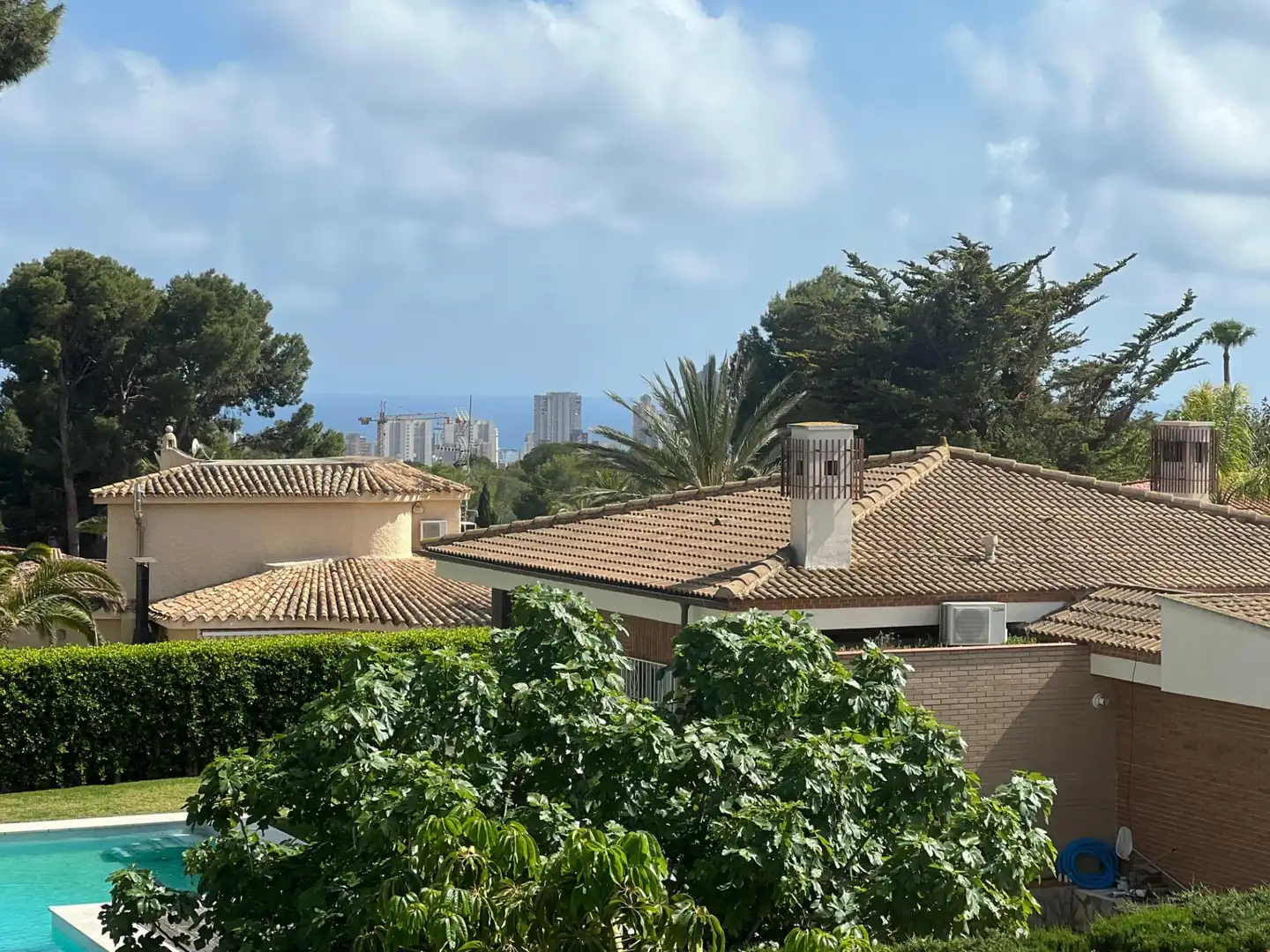 Vista exterior de Casa o chalet en venta en Benidorm con Aire acondicionado, Jardín privado y Piscina