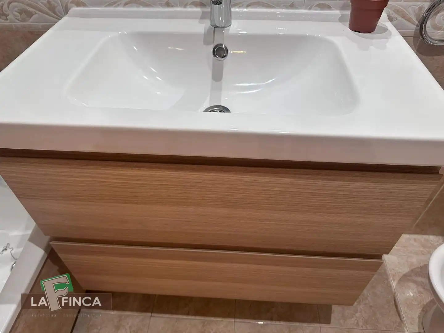 Bany de Pis en venda en Oviedo  amb Calefacció, Parquet i Traster