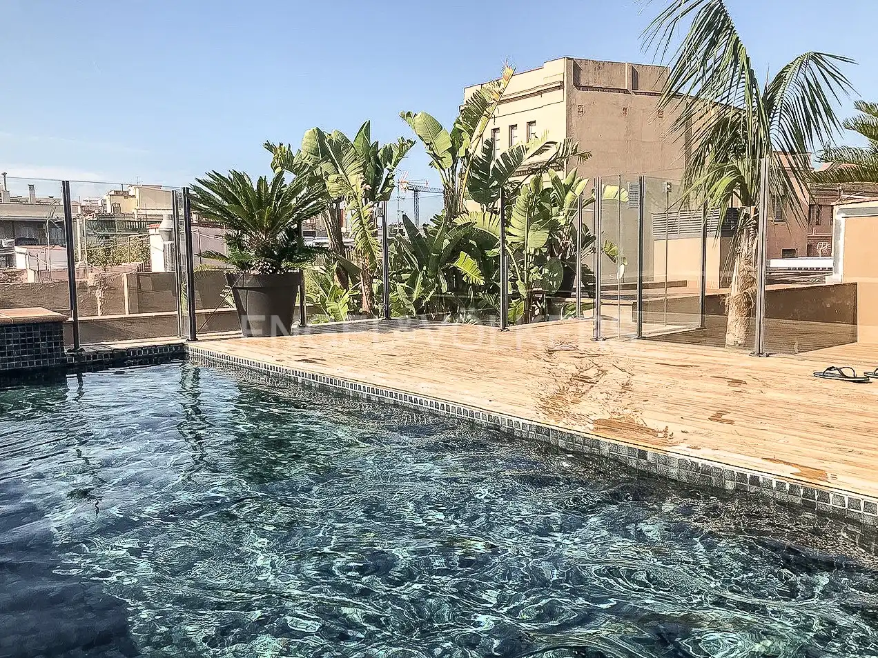 Schwimmbecken von Wohnung zum Verkauf in Barcelona mit Klimaanlage, Heizung und Privatgarten