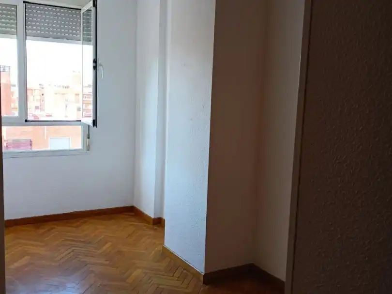 Schlafzimmer von Dachboden zur Miete in Madrid mit Klimaanlage, Heizung und Parkett