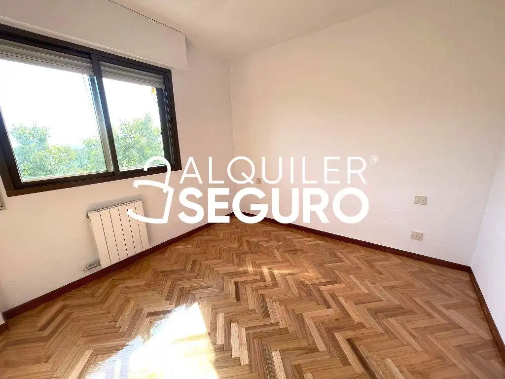 Dormitori de Pis de lloguer en Madrid amb Aire condicionat, Calefacció i Traster
