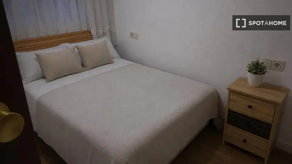 Bedroom of Flat for share in Benidorm  with Air Conditioner, Heating and Furnished