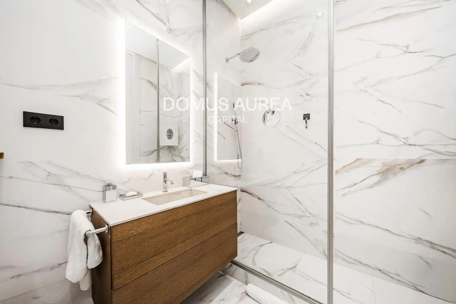 Bathroom of Flat for rent in Madrid  with Air Conditioner, Storage room and Furnished