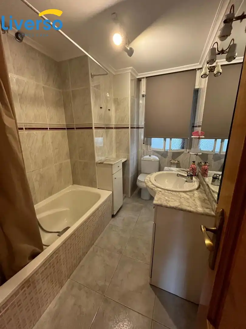 Baño de Piso de alquiler en Burgos con Calefacción, Terraza y Amueblado