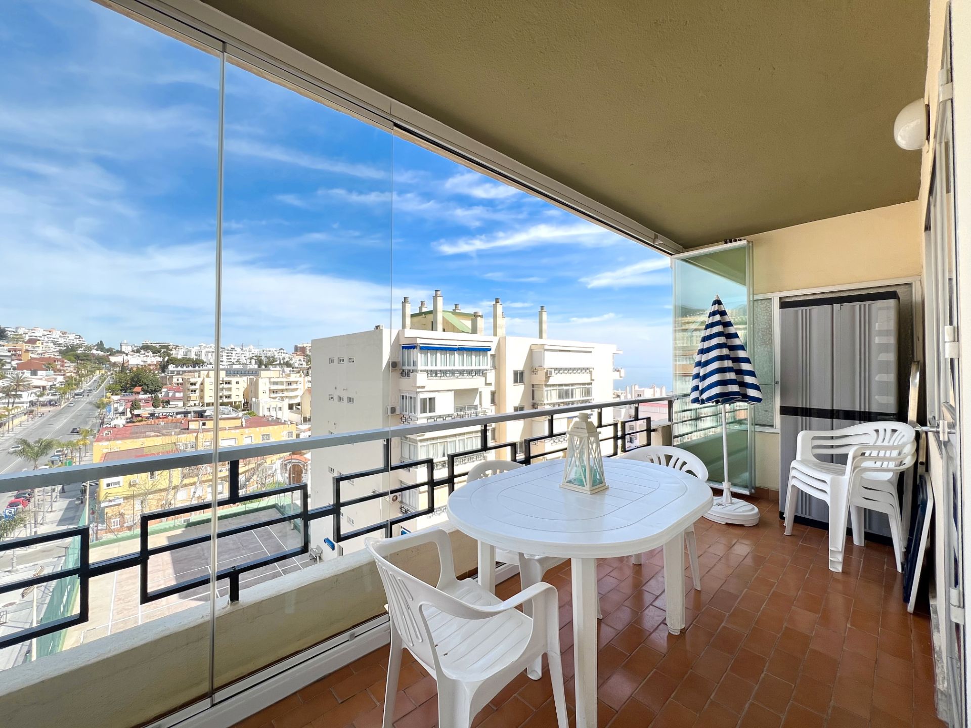 Terrassa de Pis de lloguer en Torremolinos amb Aire condicionat, Moblat i Forn