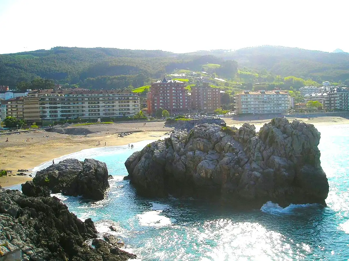 Vista exterior de Planta baja en venta en Castro-Urdiales con Calefacción, Jardín privado y Parquet