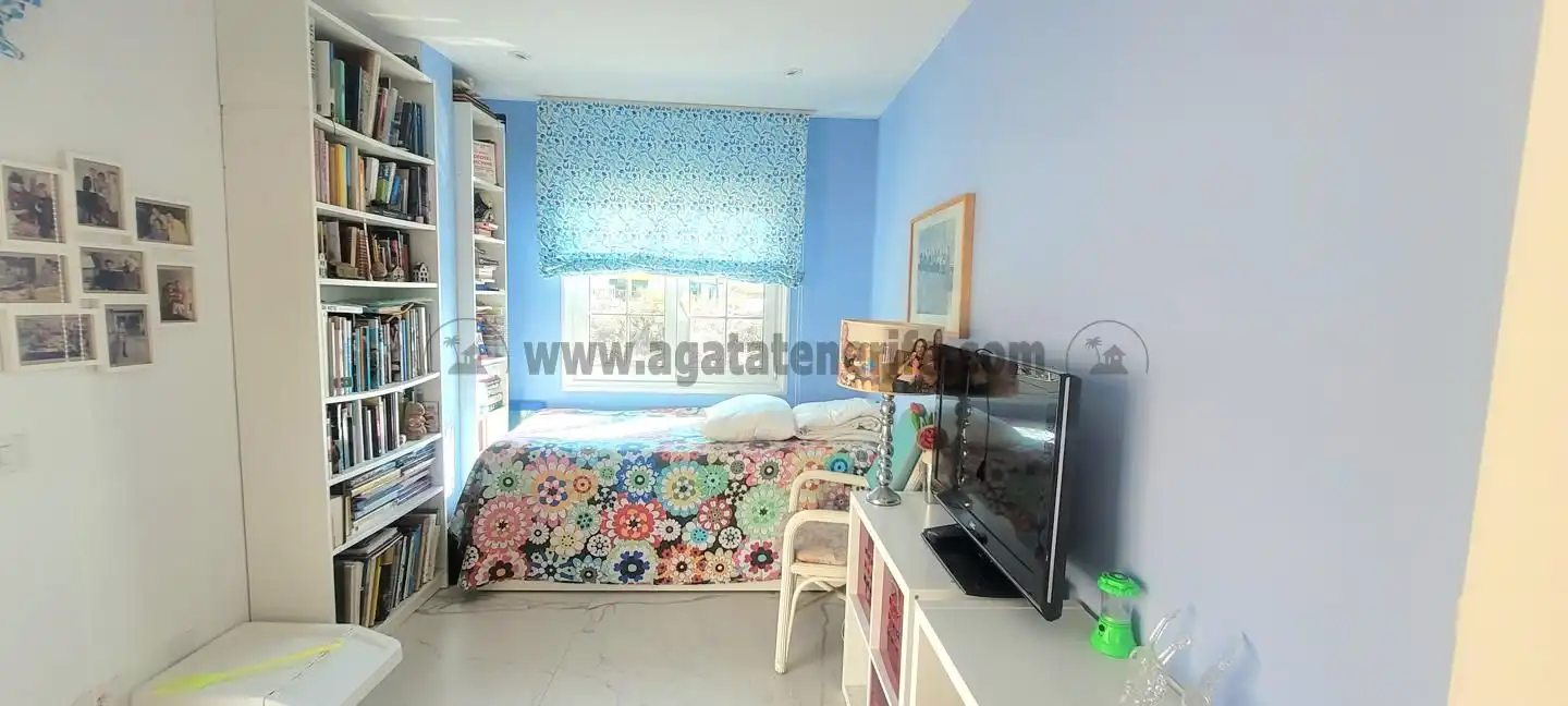 Dormitori de Casa o xalet en venda en Guía de Isora amb Aire condicionat, Terrassa i Moblat