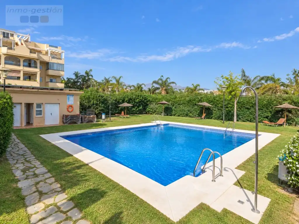 Swimming pool of Flat for sale in Selwo