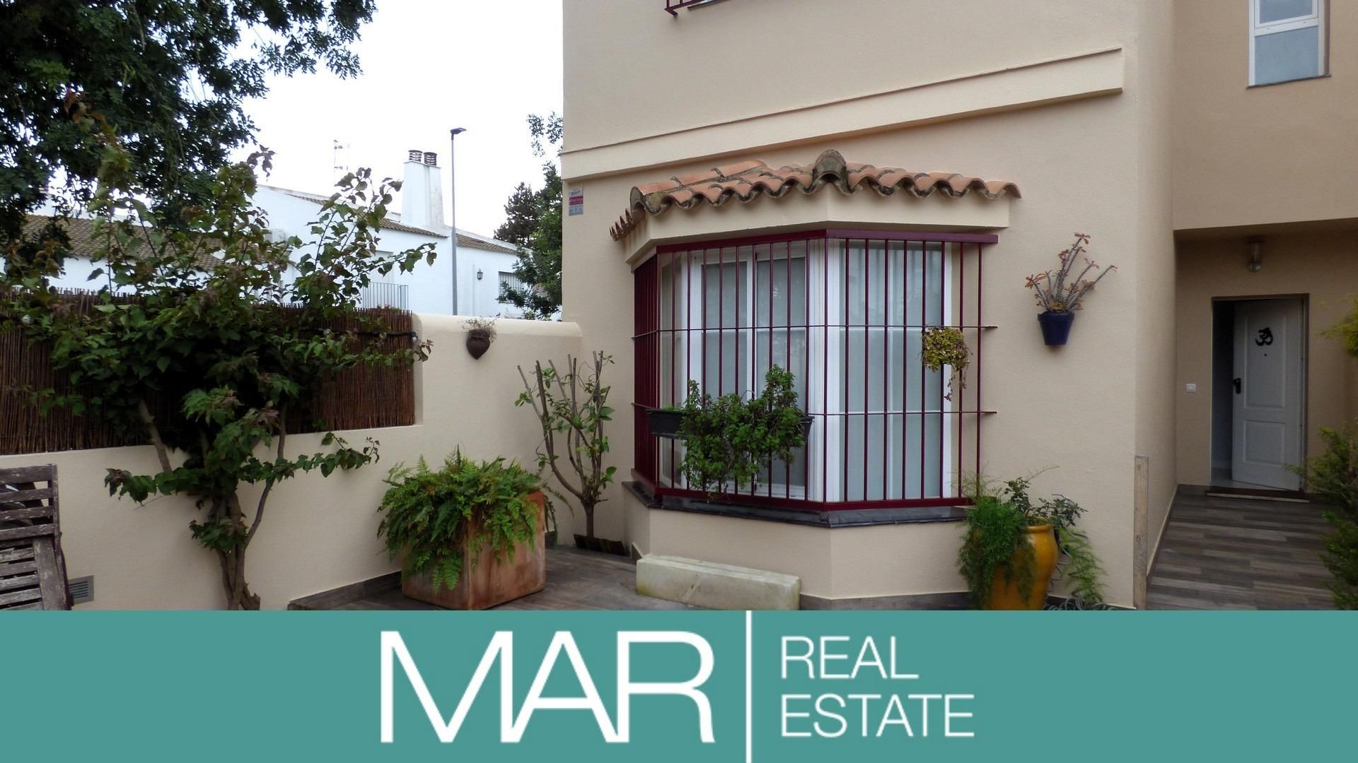 Vista exterior de Casa adosada en venta en Chiclana de la Frontera con Aire acondicionado, Parquet y Amueblado