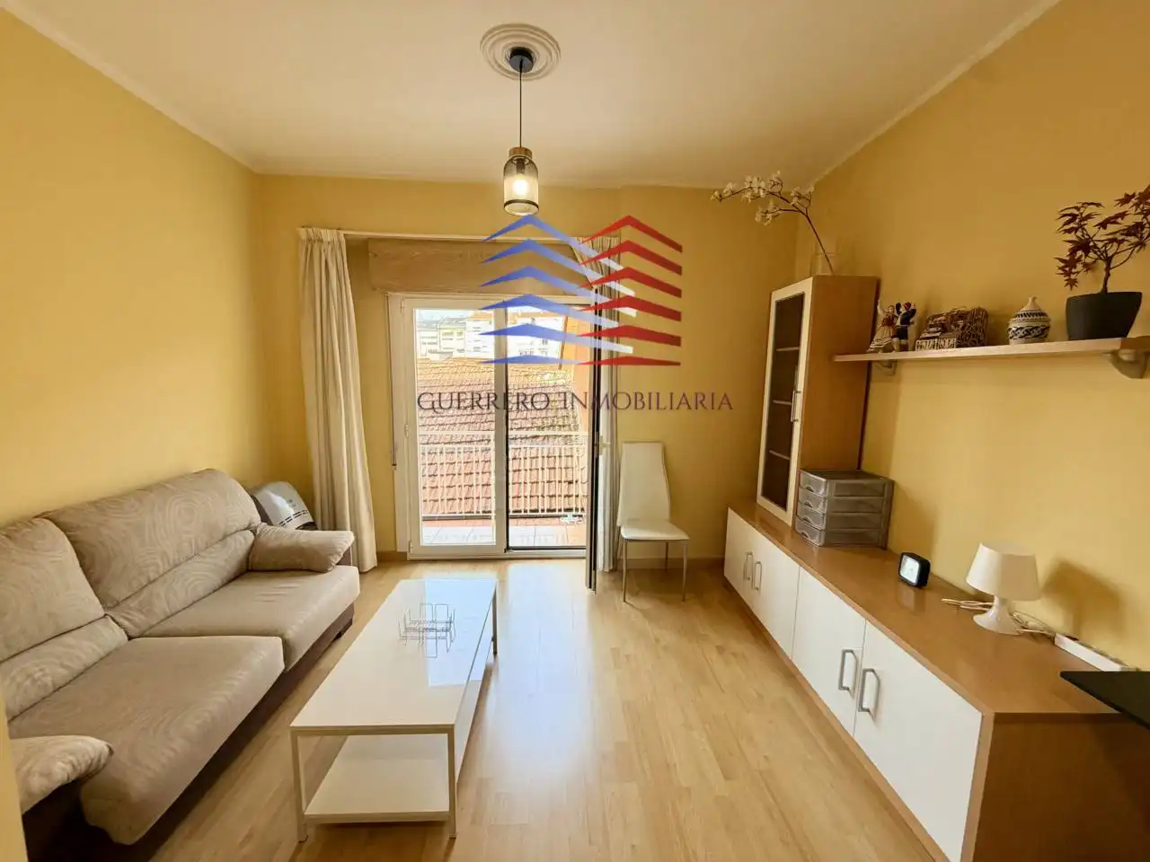 Wohnzimmer von Wohnungen zur Miete in Ourense Capital  mit Heizung, Parkett und Möbliert