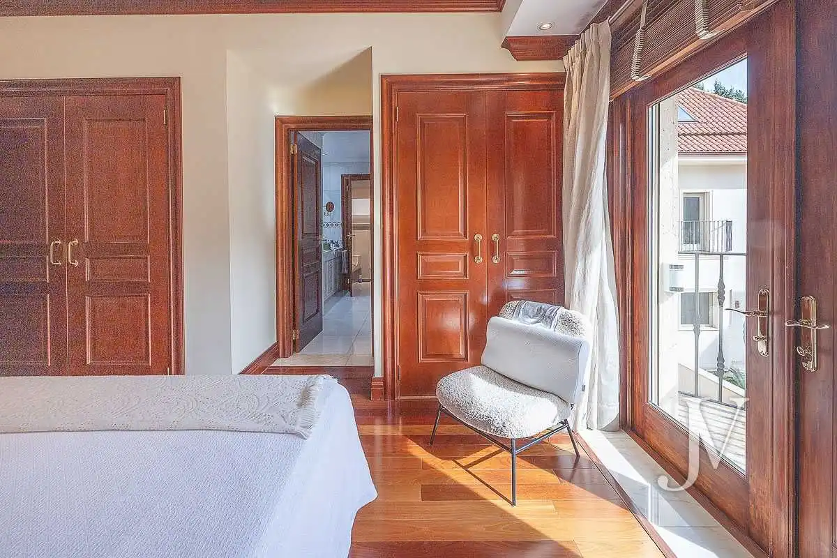 Dormitori de Casa adosada en venda en Madrid amb Aire condicionat, Calefacció i Jardí privat