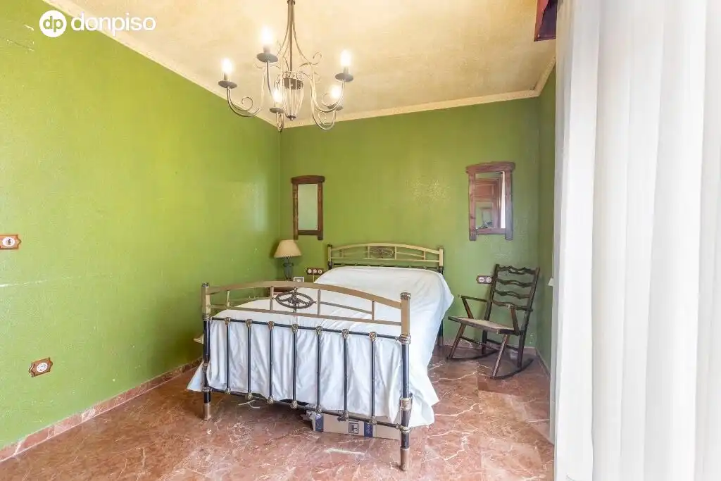 Dormitori de Casa adosada en venda en Granada amb Terrassa i Piscina comunitària