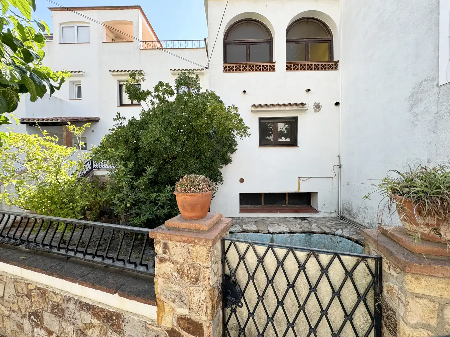 Vista exterior de Casa adosada en venta en L'Escala con Jardín privado, Terraza y Amueblado