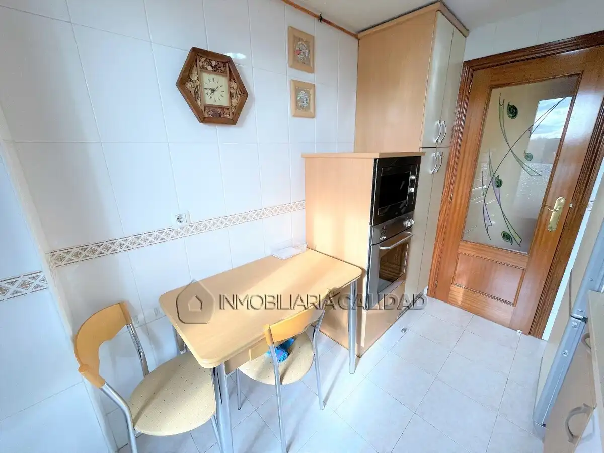 Cocina de Piso de alquiler en Burgos con Calefacción, Trastero y Amueblado