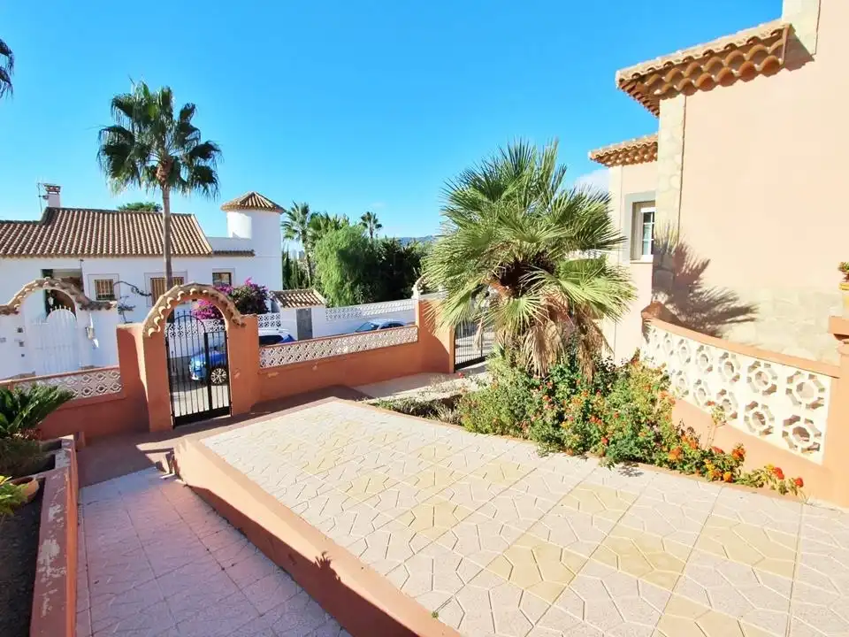 Villa con piscina in vendita a Carrió - La Merced - Los Pinos, imagen 2