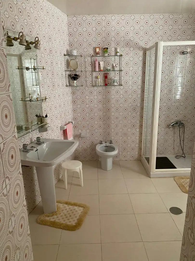 Bany de Casa o xalet en venda en Jaén amb Terrassa, Moblat i Balcó