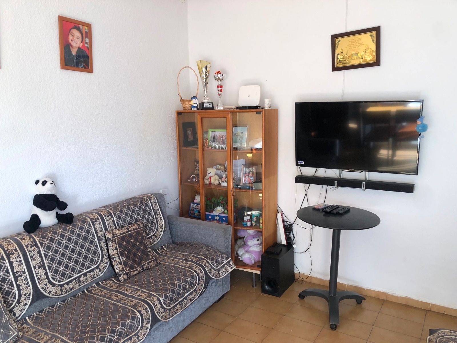 Sala d'estar de Casa o xalet en venda en Santa Coloma de Gramenet amb Jardí privat, Terrassa i Traster