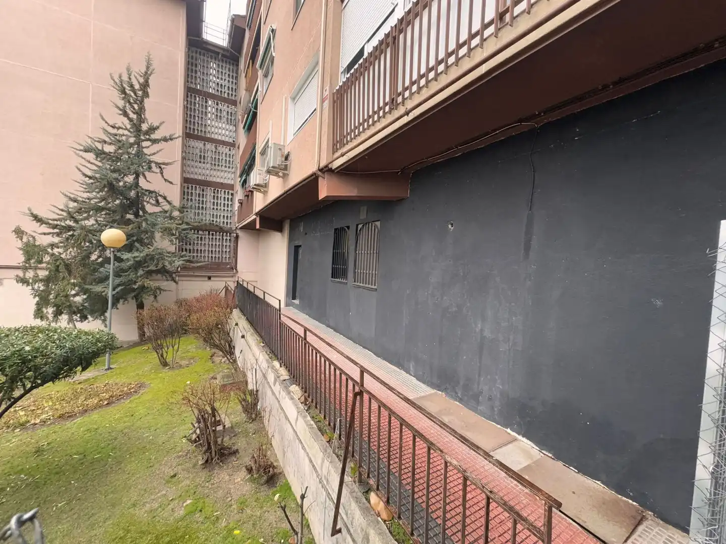 Vista exterior de Local en venta en Algete