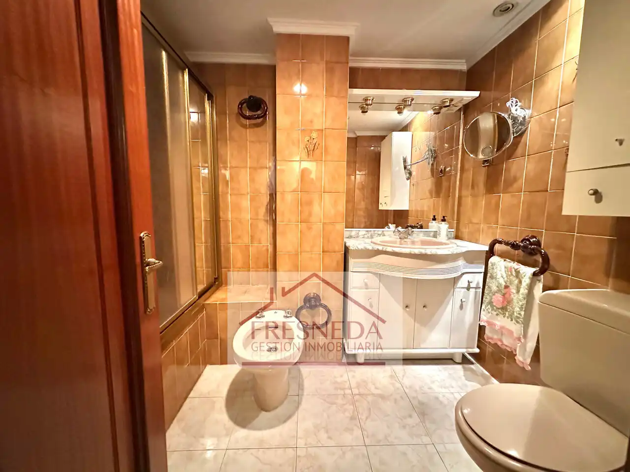 Baño de Piso en venta en Oviedo  con Calefacción, Terraza y Trastero