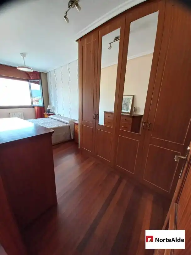 Habitación de Piso en venta en Barakaldo  con Calefacción, Trastero y Balcón