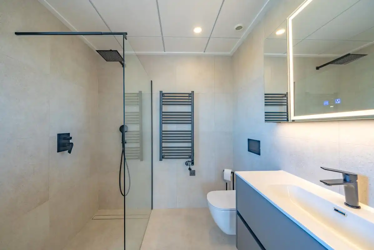 Baño de Piso en venta en Guardamar del Segura con Aire acondicionado, Calefacción y Piscina