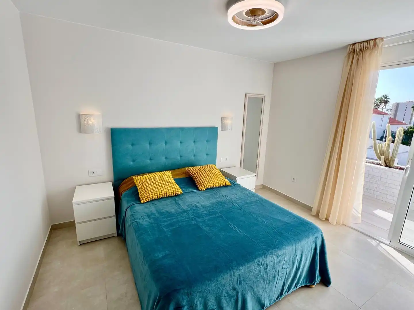 Schlafzimmer von Einfamilien-Reihenhaus zum Verkauf in Arona mit Klimaanlage, Privatgarten und Terrasse