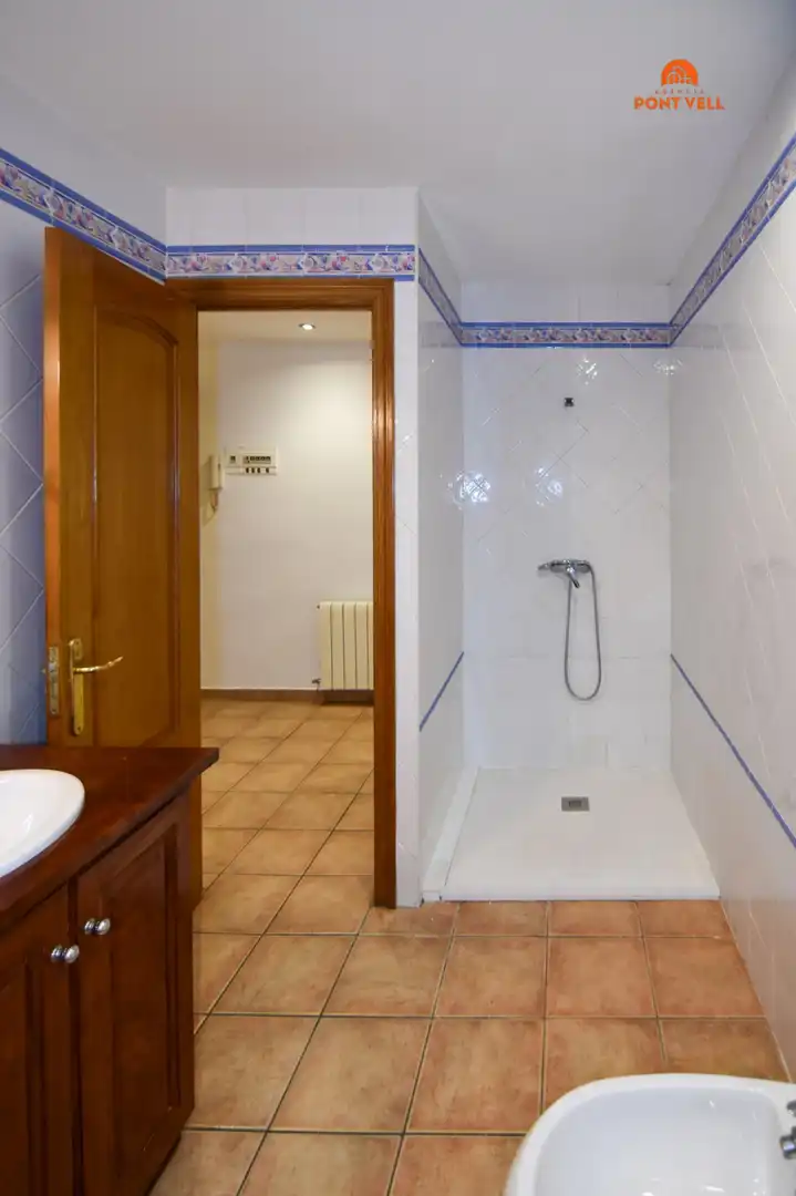 Baño de Piso en venta en La Bisbal d'Empordà con Calefacción, Terraza y Balcón
