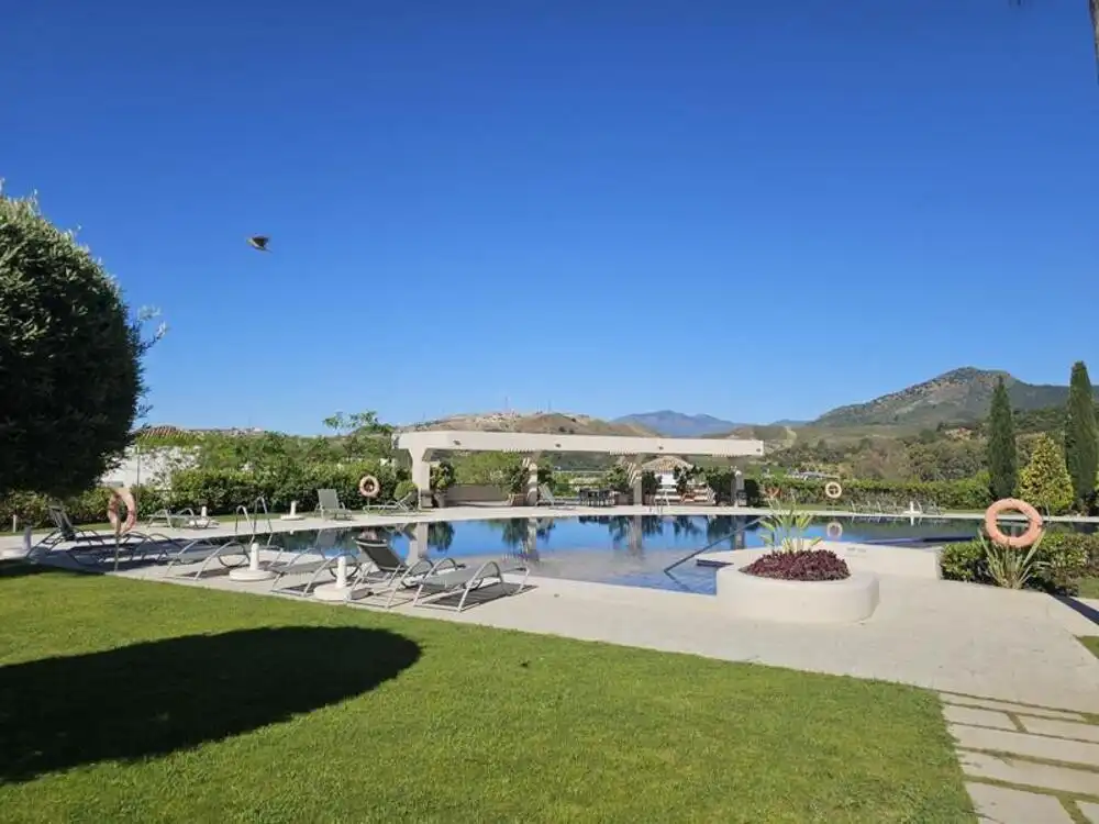 Schwimmbecken von Wohnungen zur Miete in Benahavís mit Klimaanlage, Terrasse und Schwimmbad