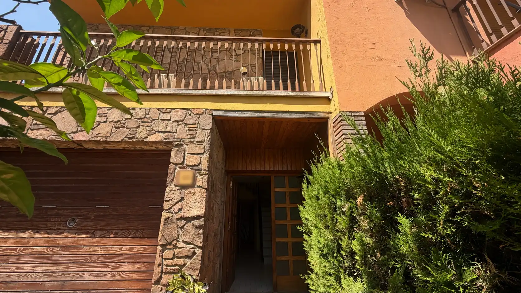 Außenansicht von Einfamilien-Reihenhaus zum Verkauf in Sant Celoni mit Heizung und Balkon