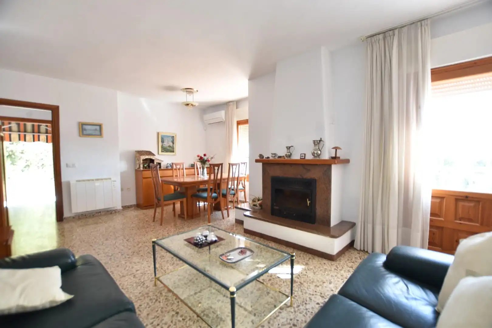 Sala d'estar de Casa o xalet en venda en Alhaurín de la Torre amb Jardí privat, Terrassa i Piscina comunitària