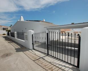 Vista exterior de Casa o xalet en venda en Mijas amb Aire condicionat, Jardí privat i Piscina