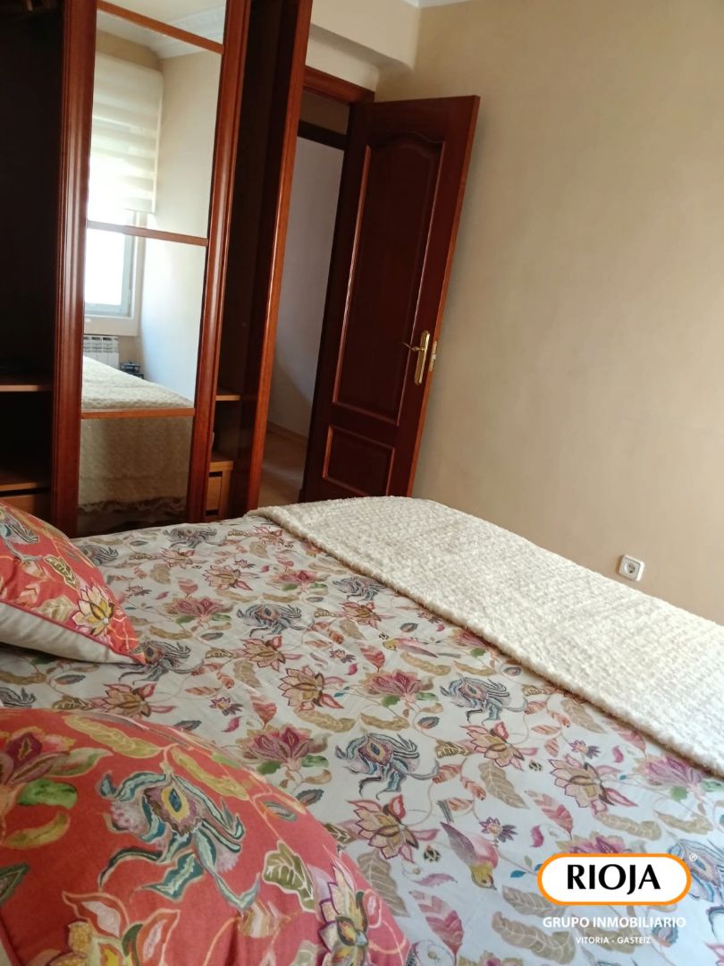 Dormitori de Pis en venda en Vitoria - Gasteiz amb Calefacció, Traster i Moblat