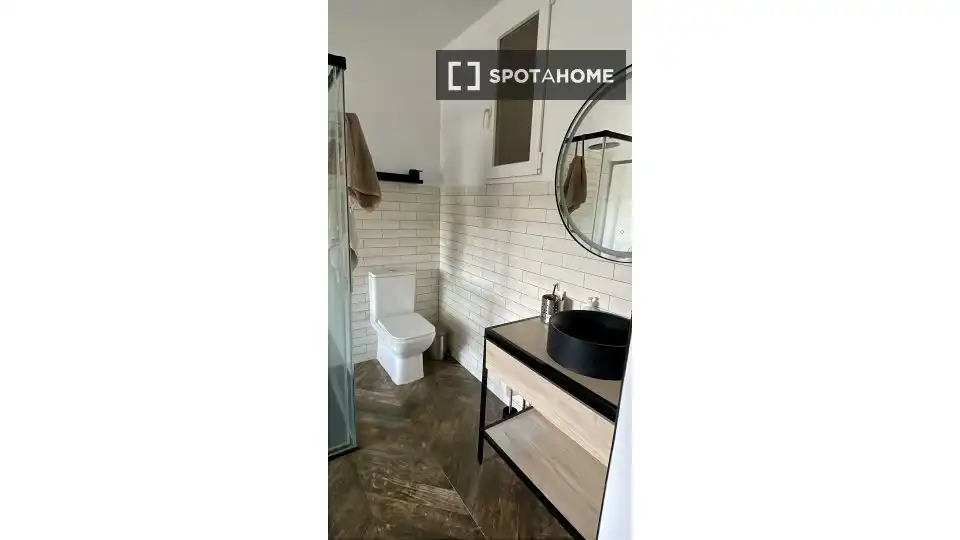 Bathroom of Flat for rent in Gilet  with Air Conditioner, Heating and Furnished