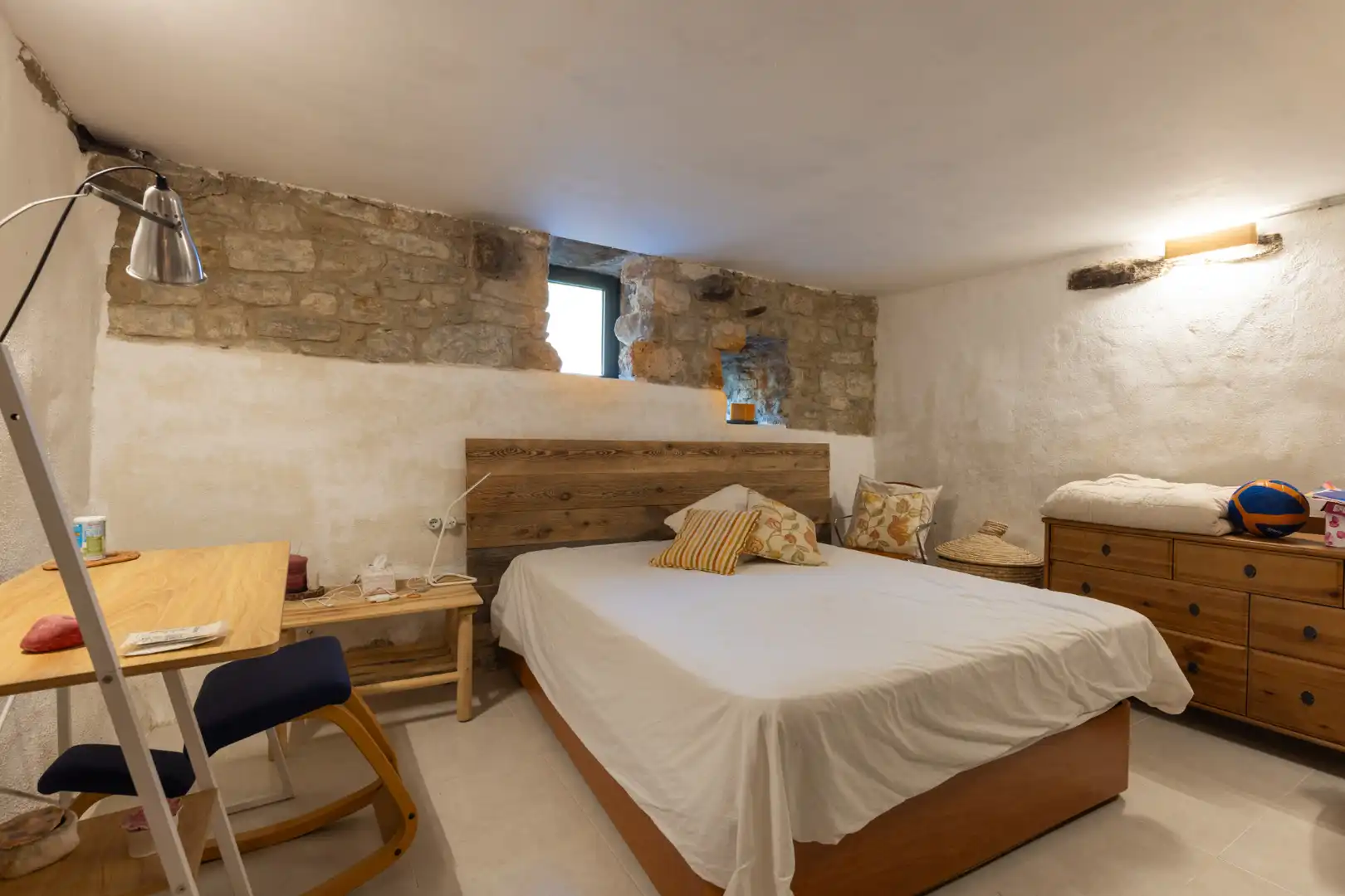 Schlafzimmer von Country house zum Verkauf in Sant Martí de Llémena mit Klimaanlage, Heizung und Privatgarten