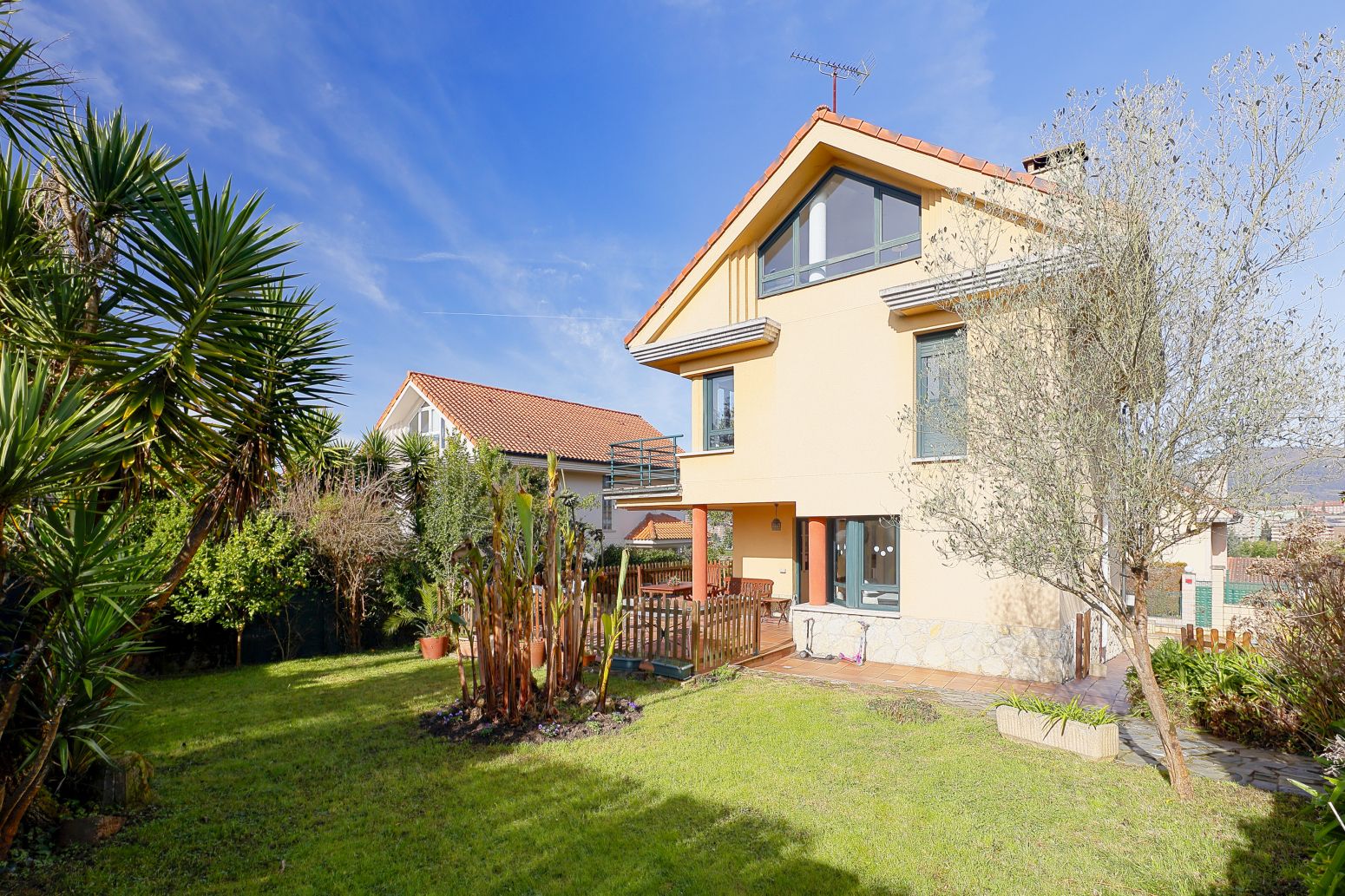 Vista exterior de Casa o xalet en venda en Oviedo  amb Calefacció, Jardí privat i Parquet