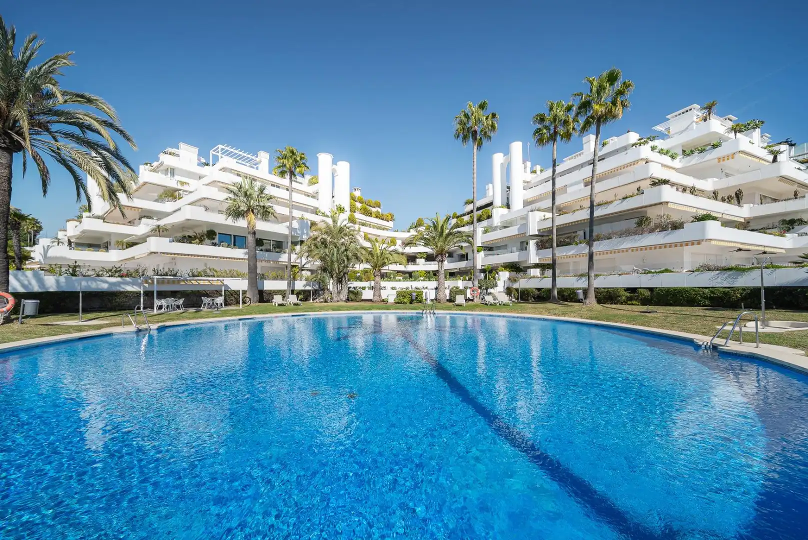 Vista exterior de Apartament en venda en Marbella amb Piscina comunitària