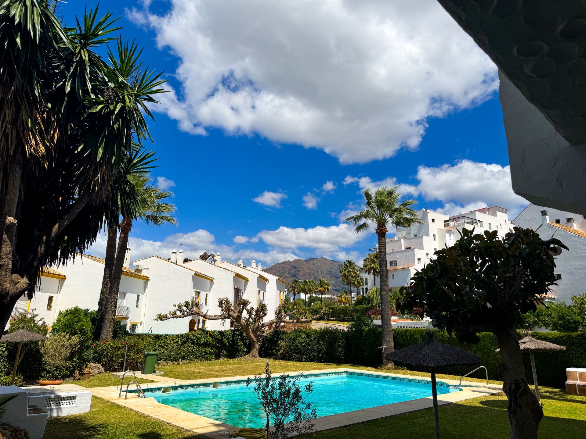 Vista exterior de Dúplex en venta en Estepona con Aire acondicionado, Terraza y Piscina