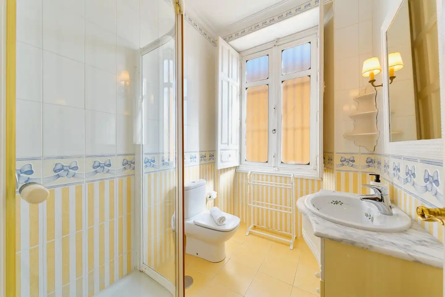 Badezimmer von Erdgeschoss zur Miete in Málaga mit Klimaanlage, Heizung und Möbliert