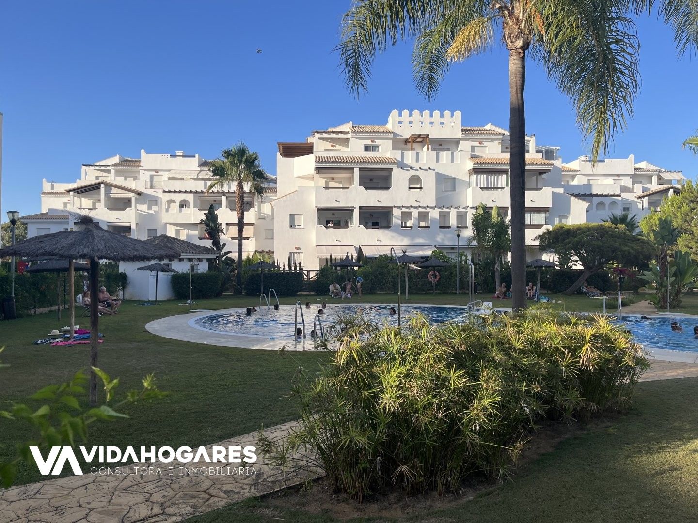 Vista exterior de Pis en venda en Rota amb Aire condicionat, Terrassa i Piscina