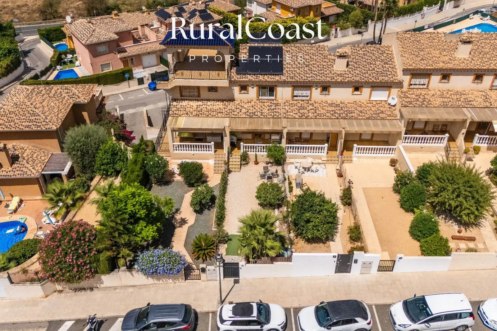 Vista exterior de Casa adosada en venda en Busot amb Jardí privat, Piscina i Piscina comunitària