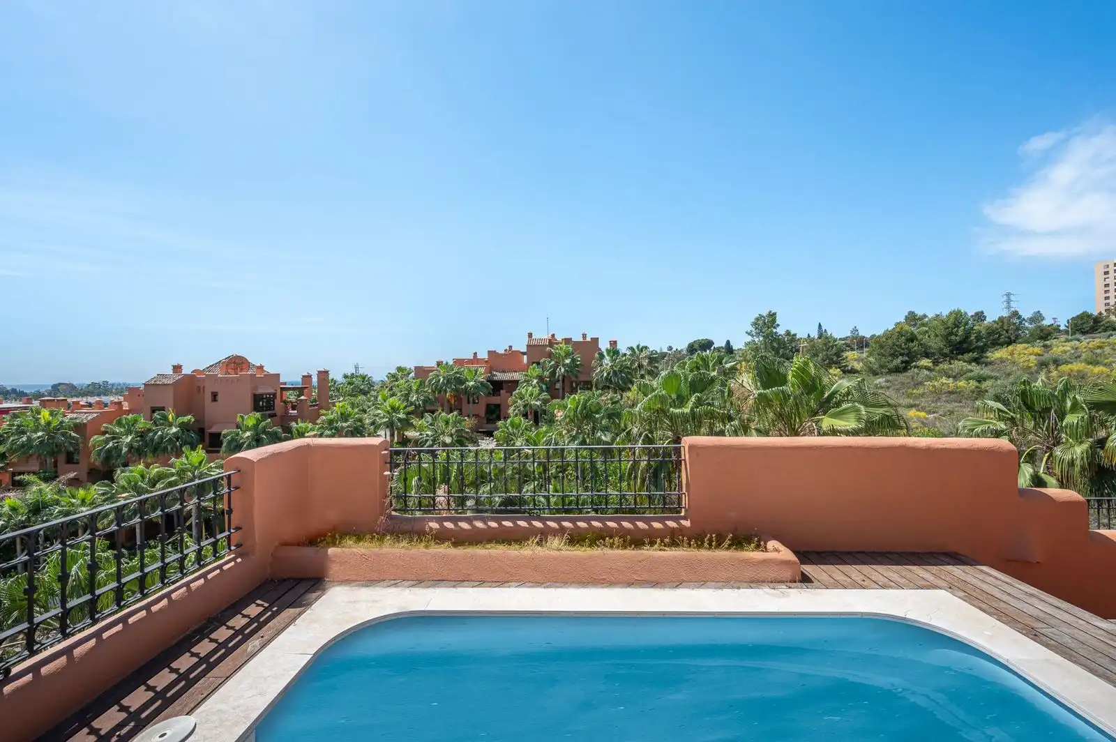 Jardín de Ático en venta en Marbella con Terraza, Trastero y Piscina comunitaria