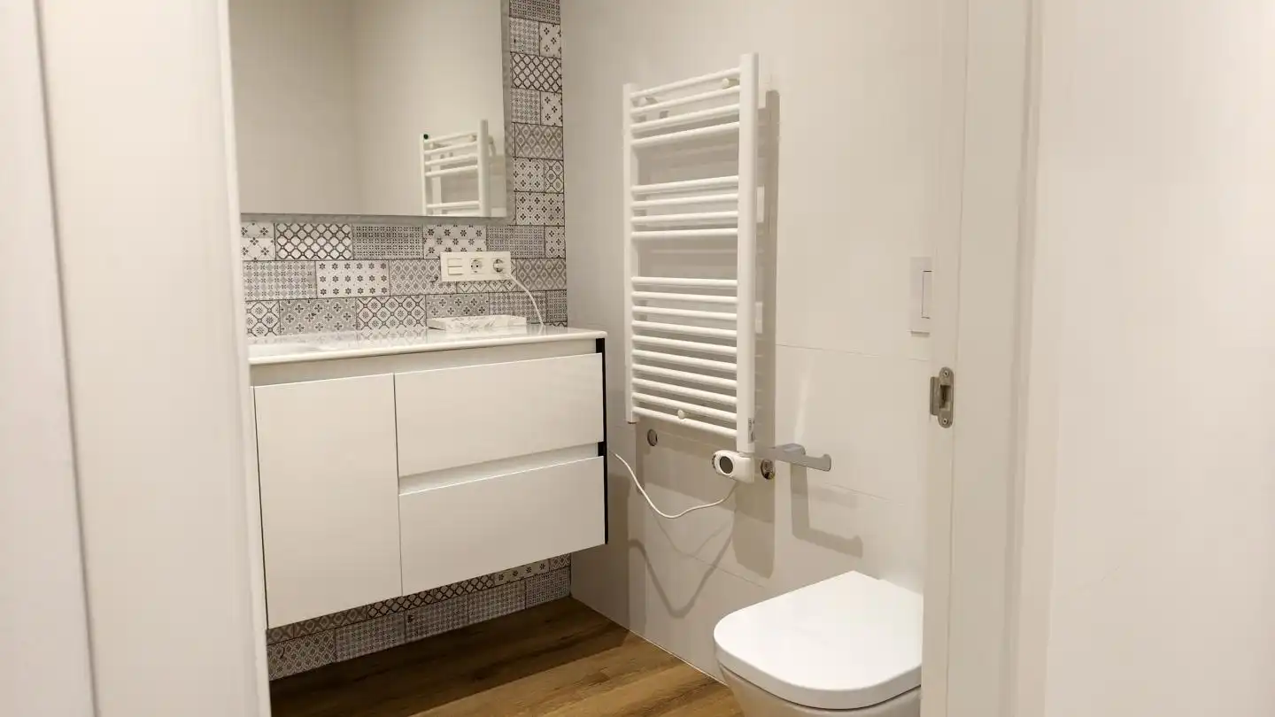 Badezimmer von Wohnung zum Verkauf in Santiago de Compostela  mit Heizung und Abstellraum