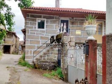 Casa rústica con balcón en venta en Outeiro de Laxe