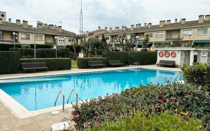 Swimming pool of Single-family semi-detached for sale in Barberà del Vallès