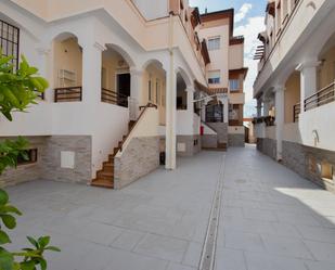 Vista exterior de Casa adosada en venda en Atarfe amb Aire condicionat, Traster i Piscina comunitària
