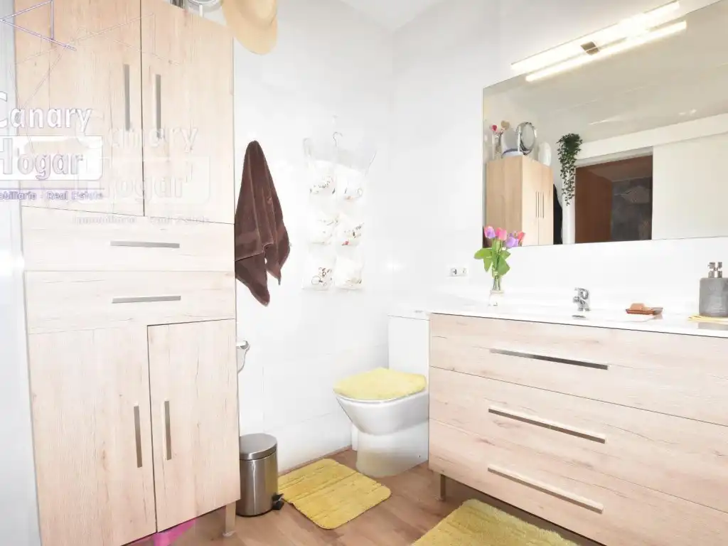 Badezimmer von Dachboden zum Verkauf in San Miguel de Abona mit Heizung, Privatgarten und Balkon