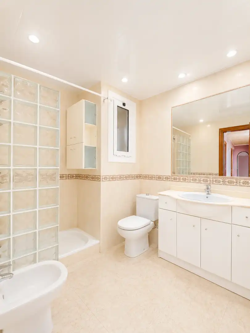 Bathroom of Flat for sale in Sabadell  with Balcony