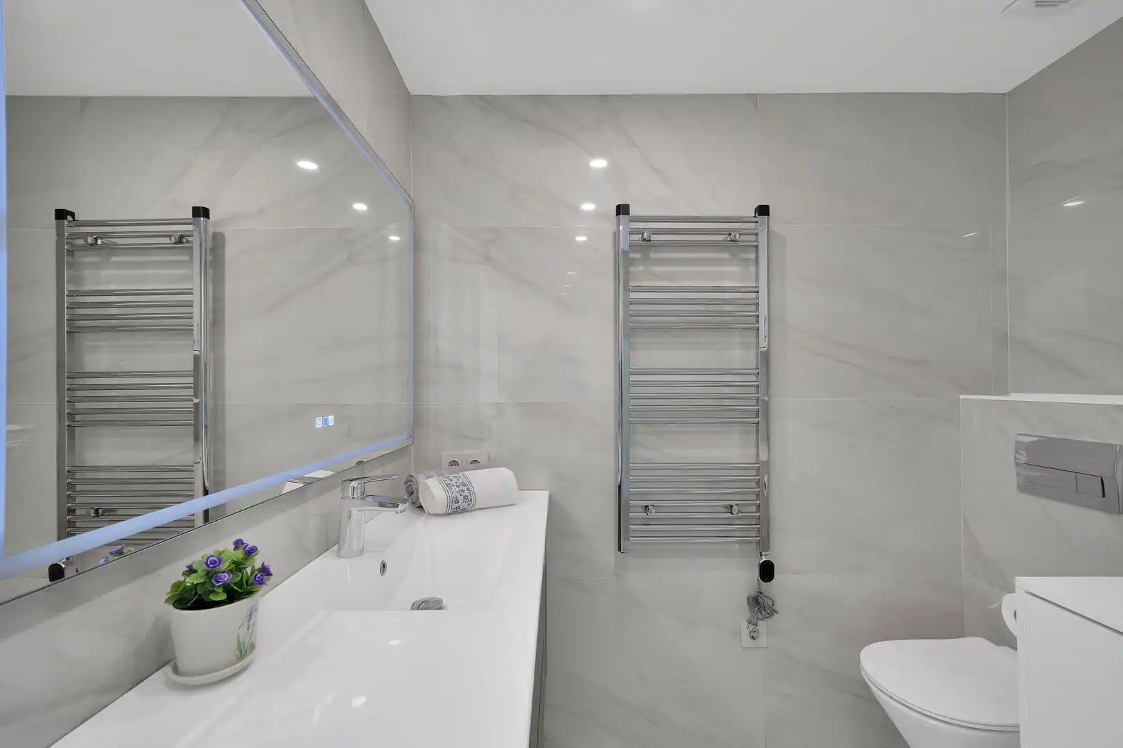 Baño de Apartamento de alquiler en Marbella con Calefacción, Jardín privado y Amueblado
